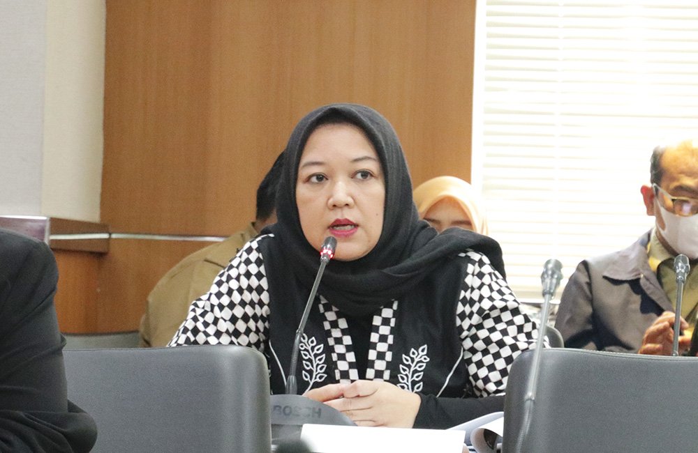 Yuke Yurike dalam rapat